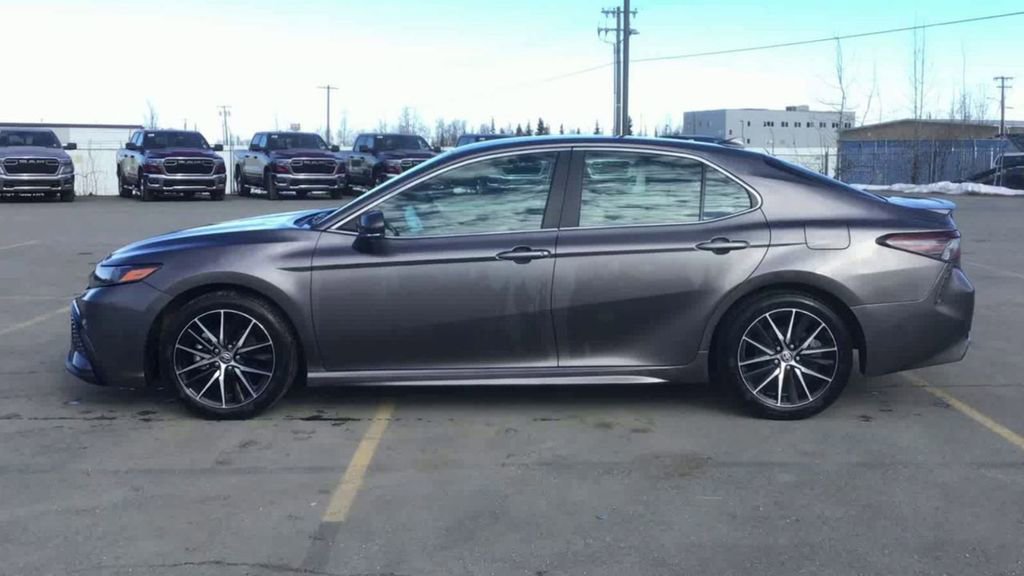 Used 2023 Toyota Camry SE image 5