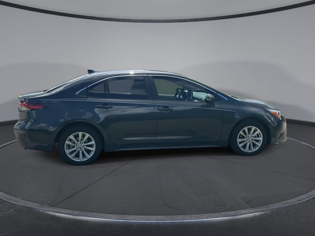 Used 2025 Toyota Corolla XLE FWD image 9