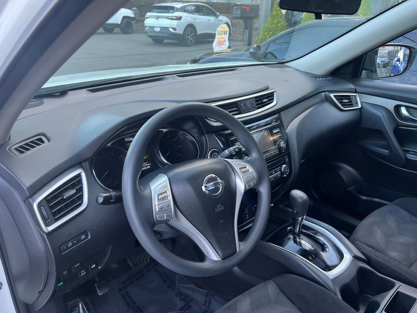 Used 2015 Nissan Rogue SV w/ SV Moonroof Package image 25
