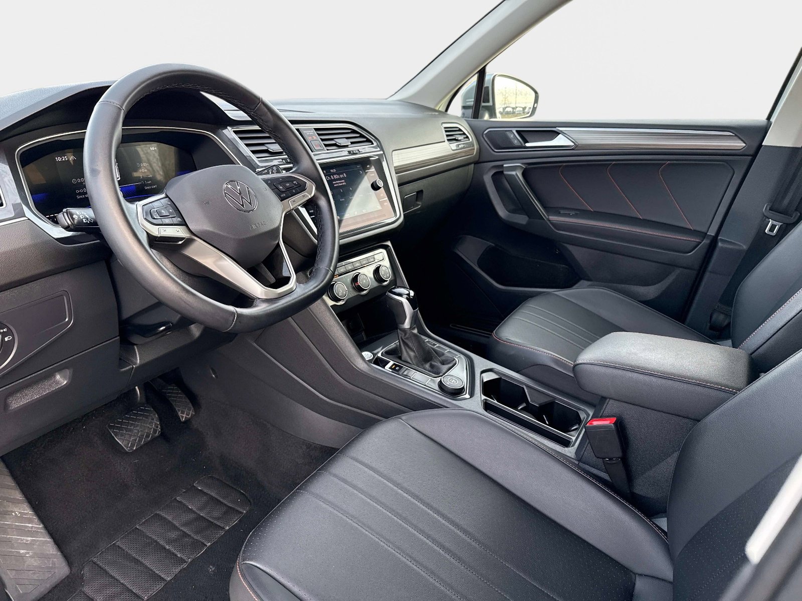 Used 2024 Volkswagen Tiguan Wolfsburg Edition image 33