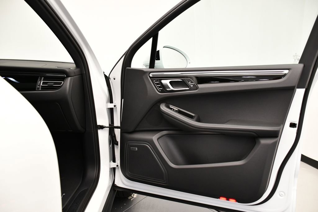 Used 2025 Porsche Macan image 47