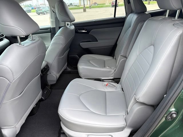 Used 2025 Toyota Highlander XLE AWD/4WD image 18