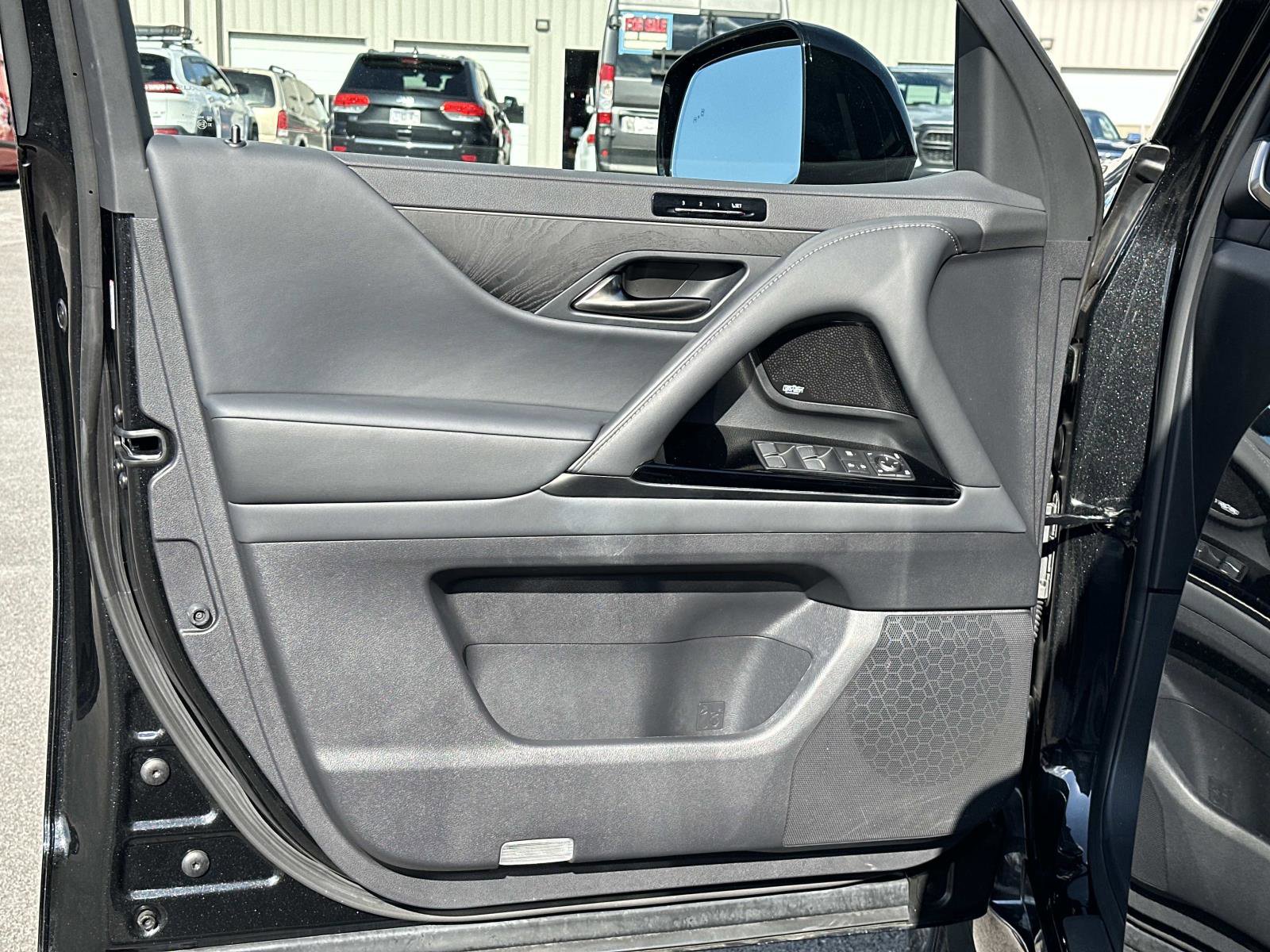 Used 2024 Lexus LX 600 4WD w/ Luxury Package image 20