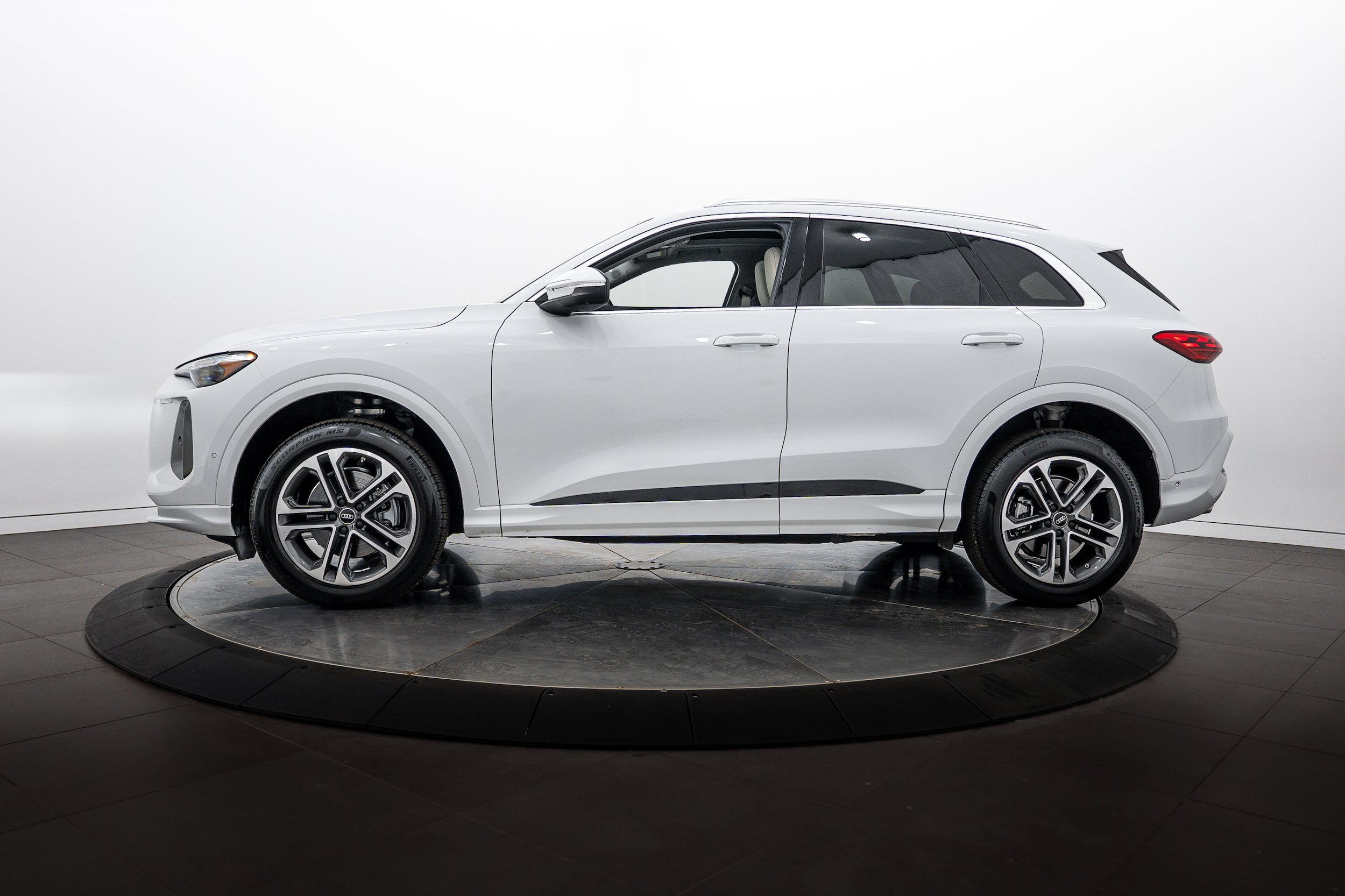 Used 2025 Audi Q5 Premium Plus w/ Premium Plus AWD/4WD image 7