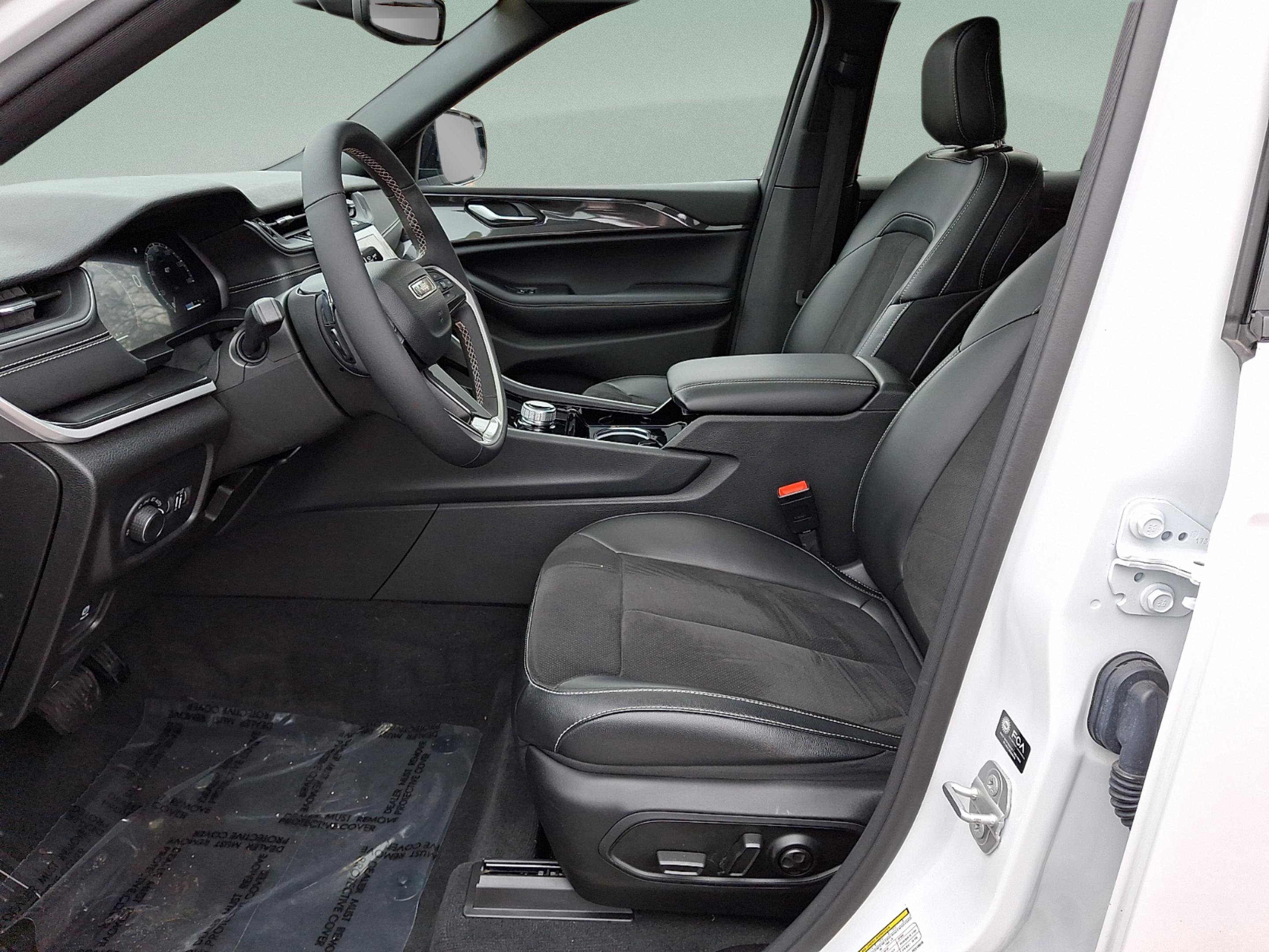 Certified 2023 Jeep Grand Cherokee Altitude image 11