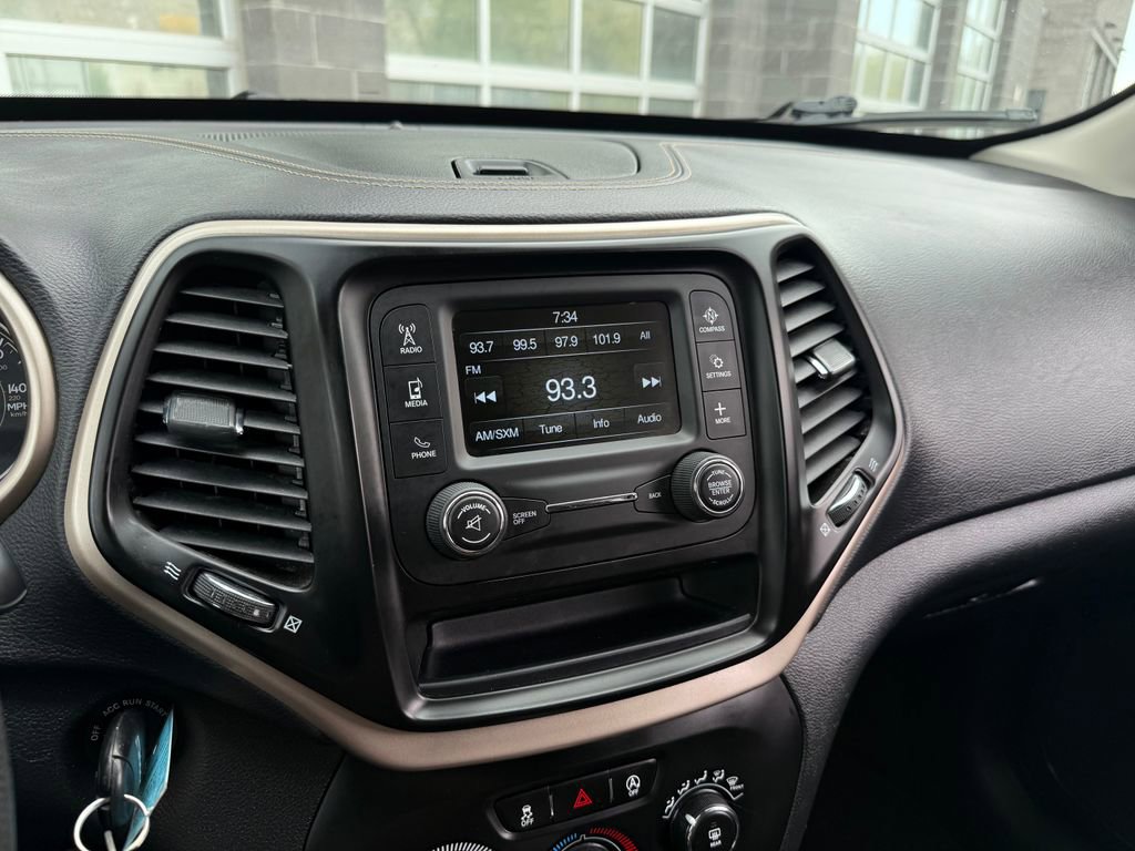 Used 2018 Jeep Cherokee Latitude AWD/4WD image 35