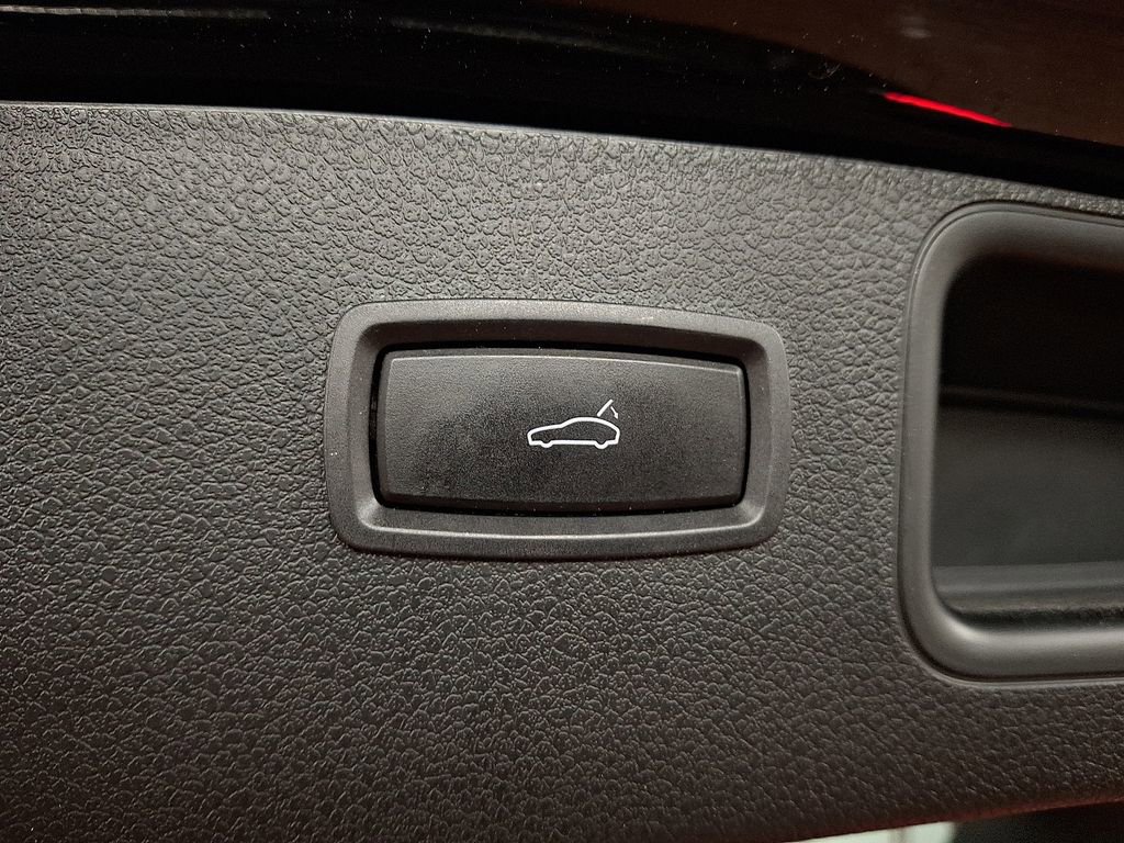 Used 2021 Porsche Macan Turbo image 22