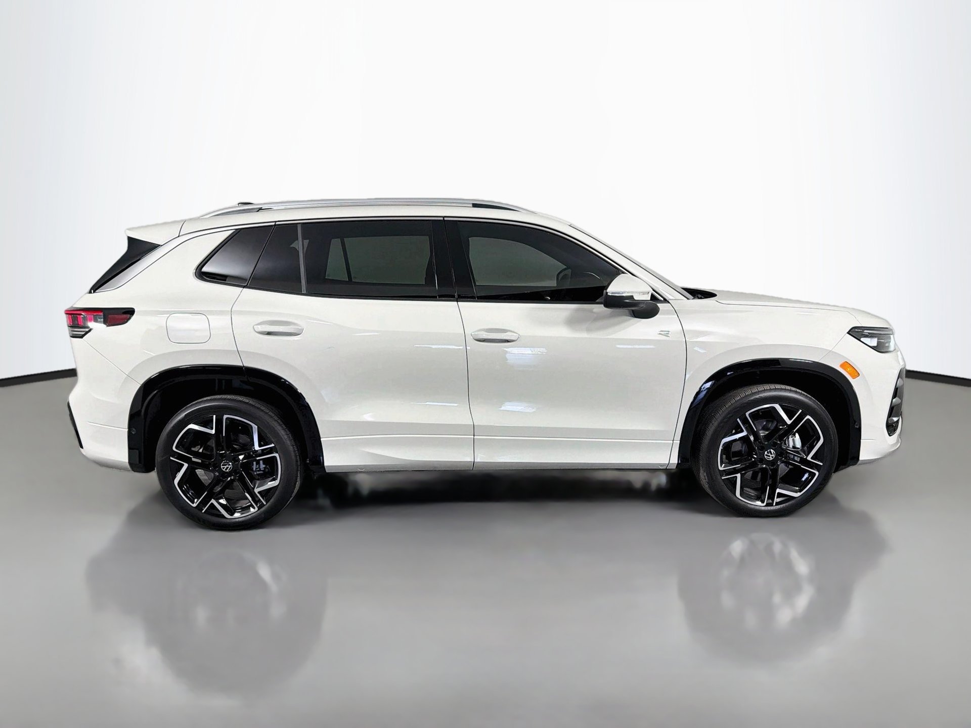 New 2027 Volkswagen Tiguan SEL R-Line AWD/4WD image 4