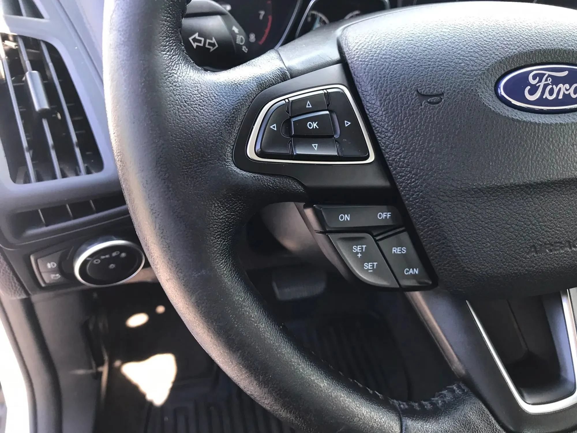 Used 2018 Ford Focus SE w/ SE Appearance Package FWD image 16