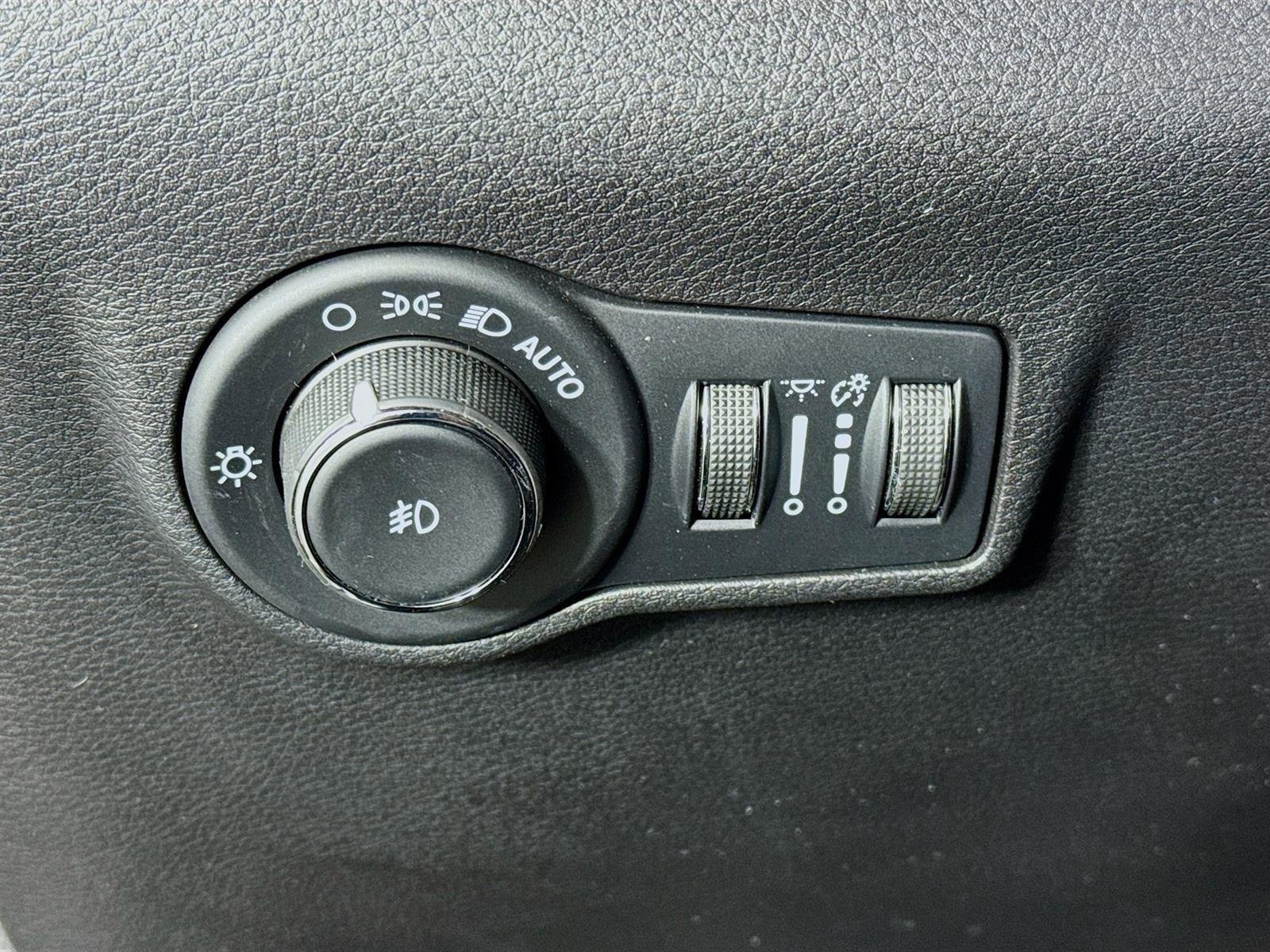 Used 2023 Jeep Compass Latitude image 11