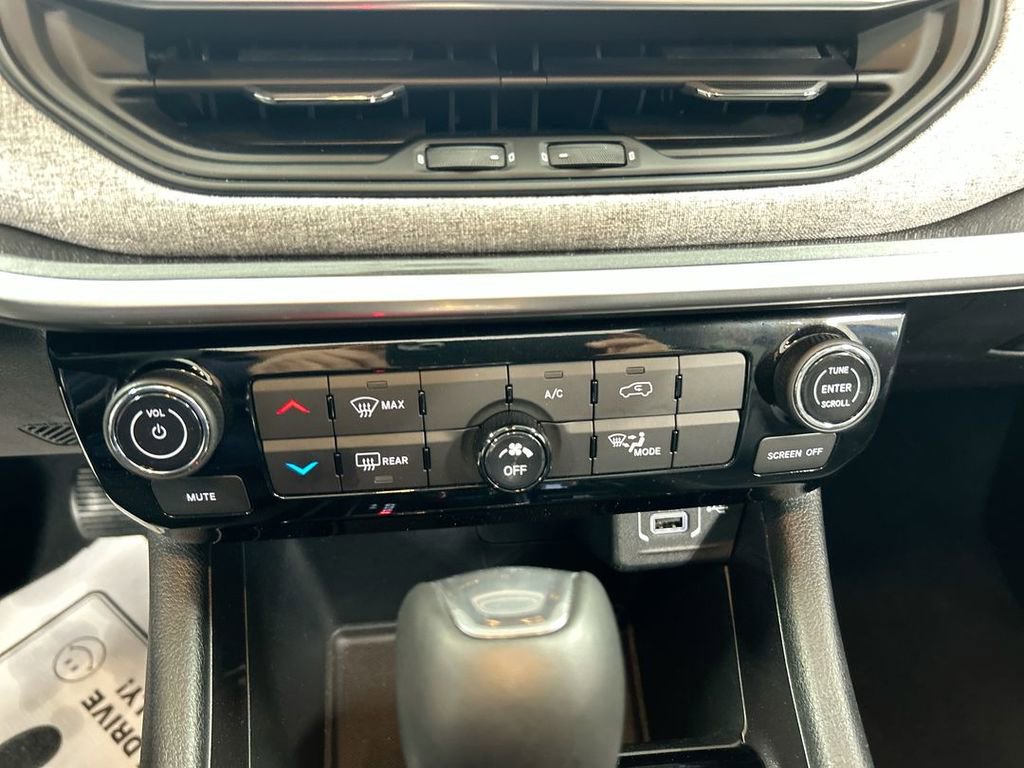 Used 2024 Jeep Compass Latitude w/ Sun and Sound Group image 16