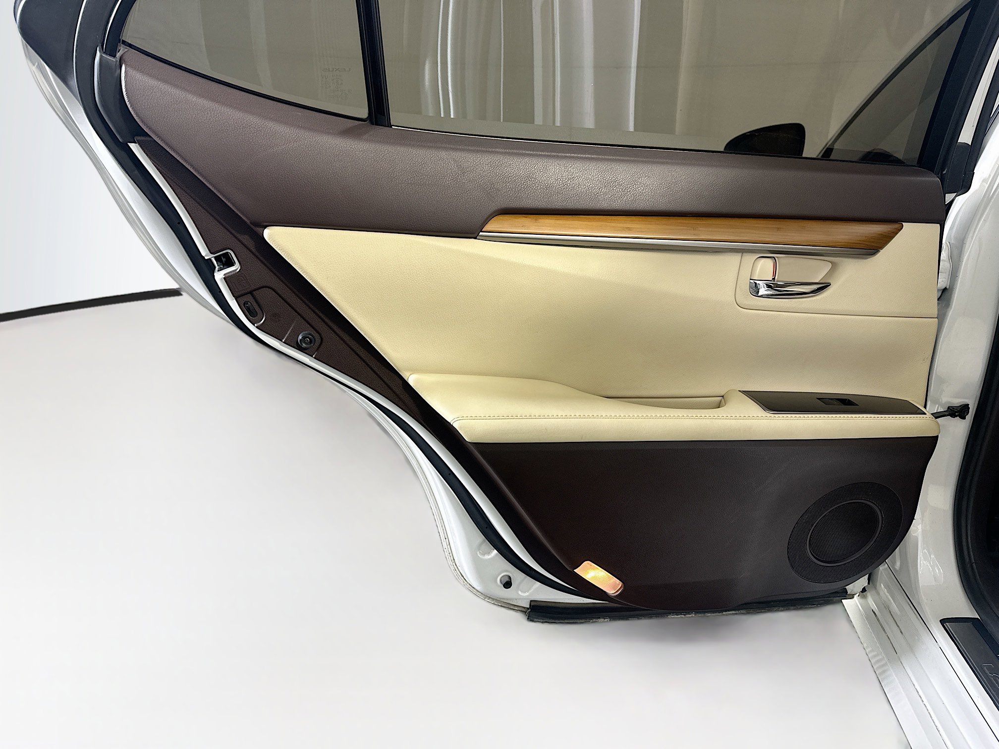 Used 2016 Lexus ES 350 w/ Premium Package w/Wood Trim FWD image 27