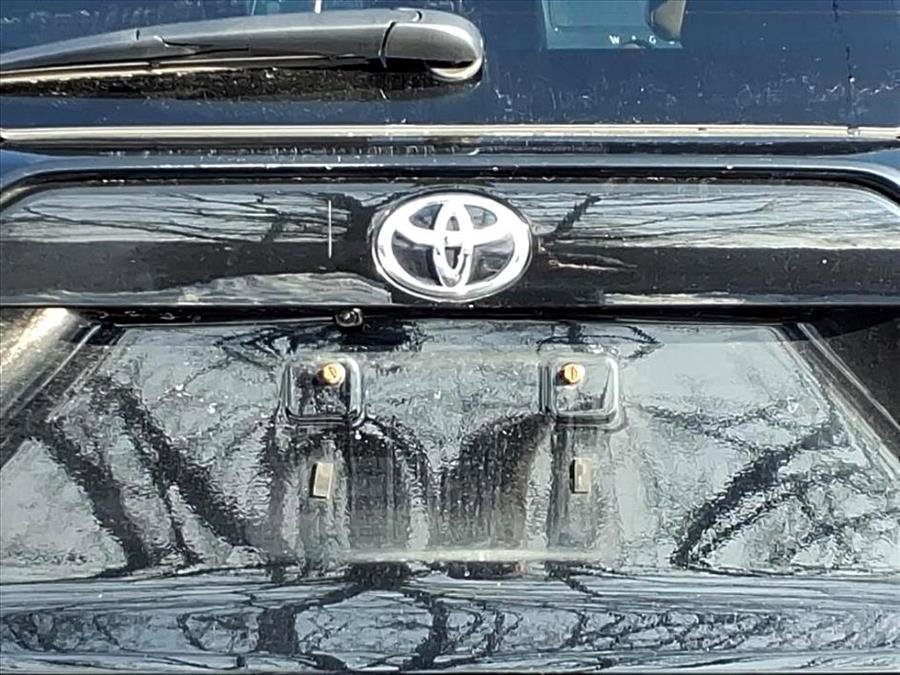 Used 2021 Toyota RAV4 XLE Premium image 7