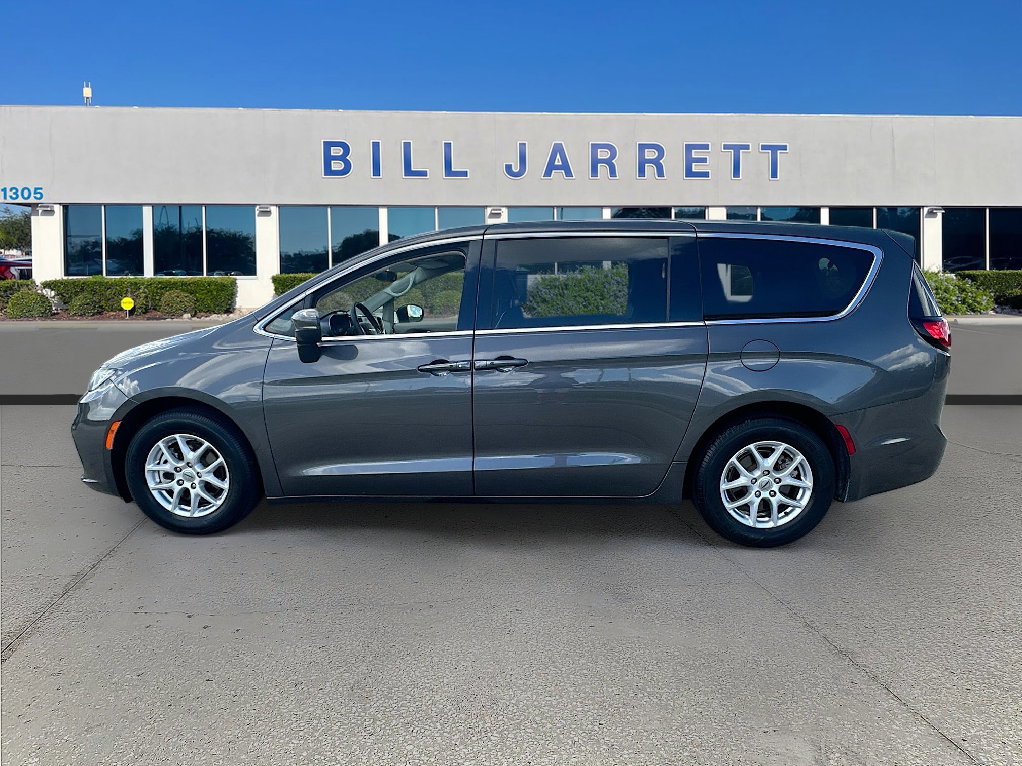 Used 2023 Chrysler Pacifica Touring-L image 4