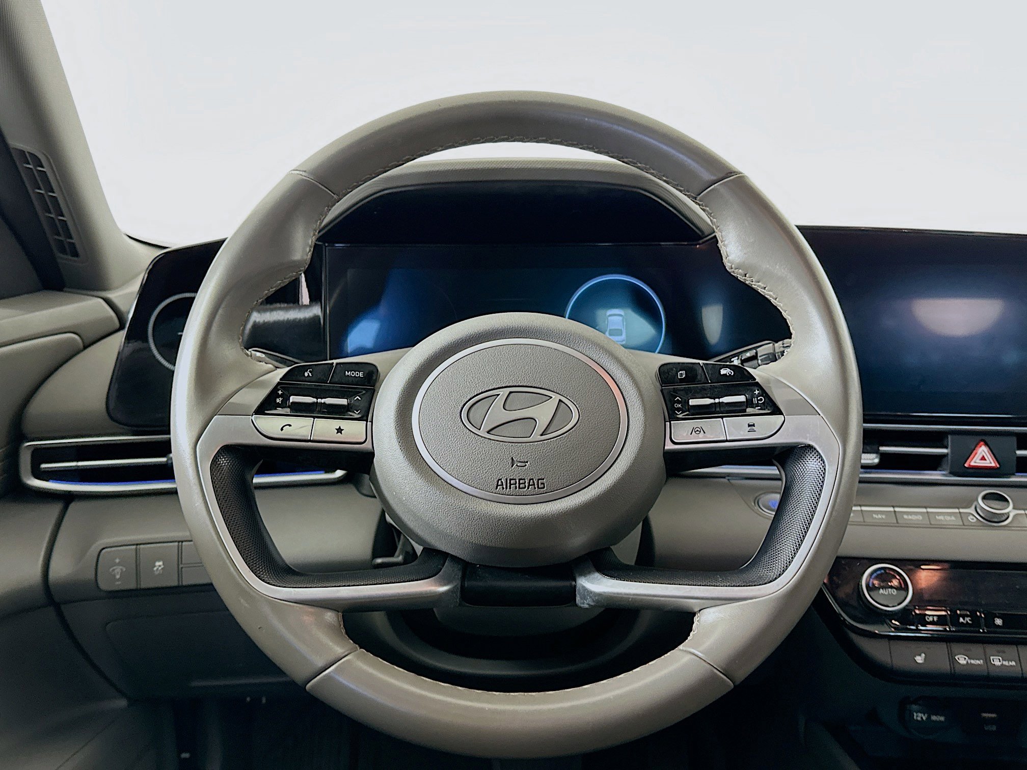 Used 2025 Hyundai Elantra SEL image 18