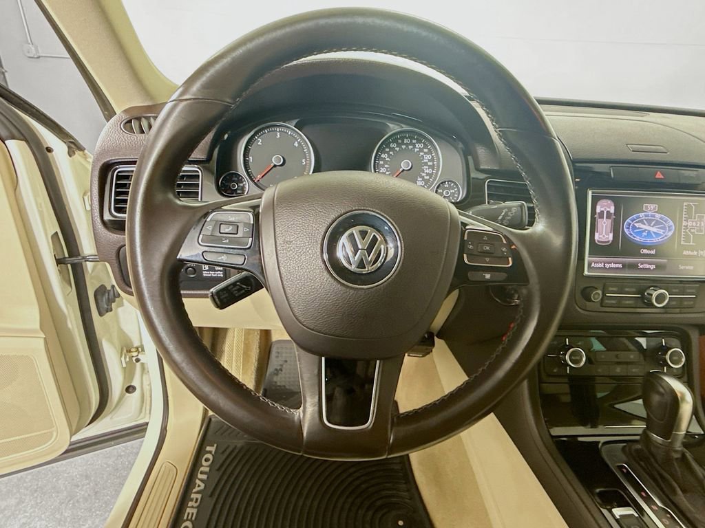Used 2011 Volkswagen Touareg Sport image 11