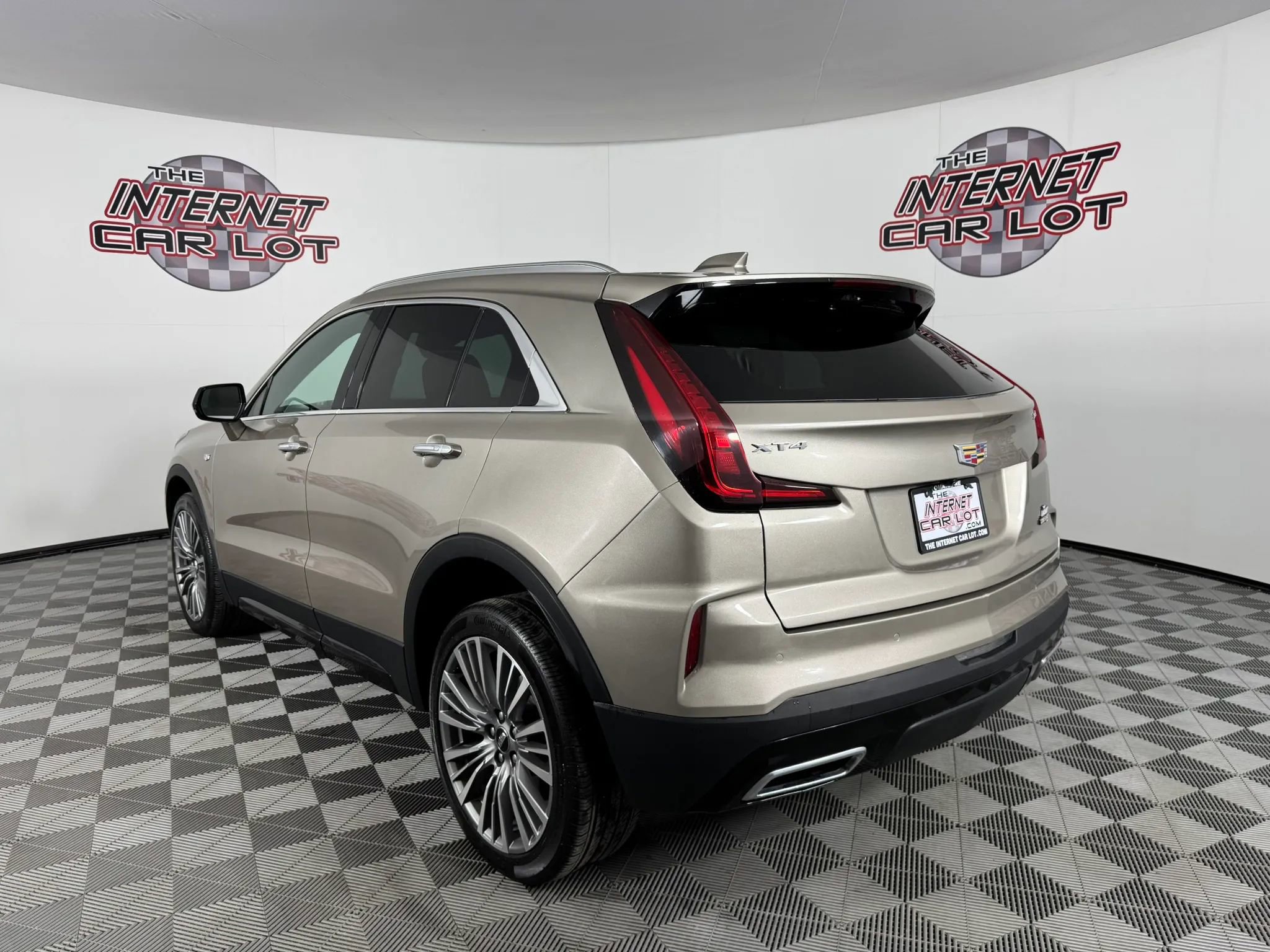 Used 2024 Cadillac XT4 Premium Luxury w/ Technology Package AWD/4WD image 5
