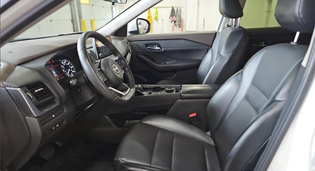Used 2023 Nissan Rogue SV w/ SV Premium B Package image 10