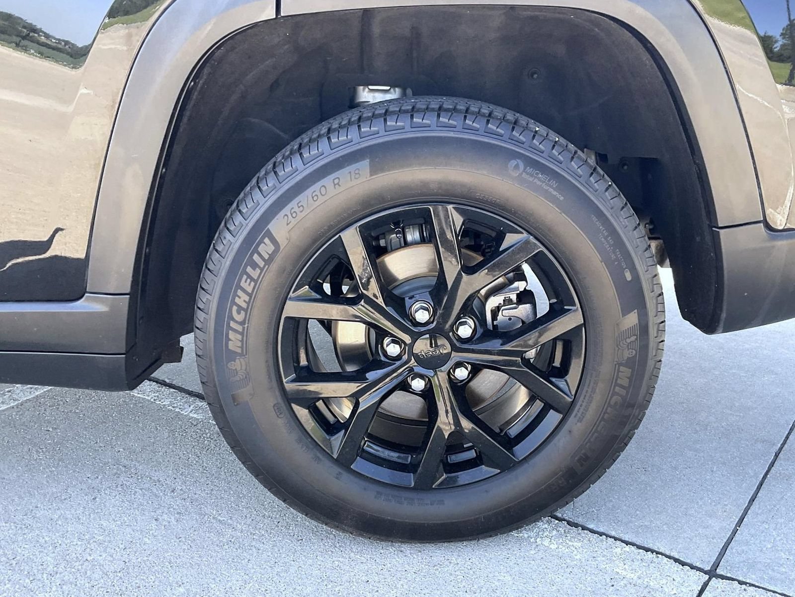 Used 2024 Jeep Grand Cherokee Altitude AWD/4WD image 22