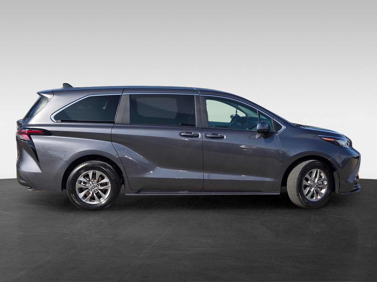 Used 2025 Toyota Sienna LE image 3