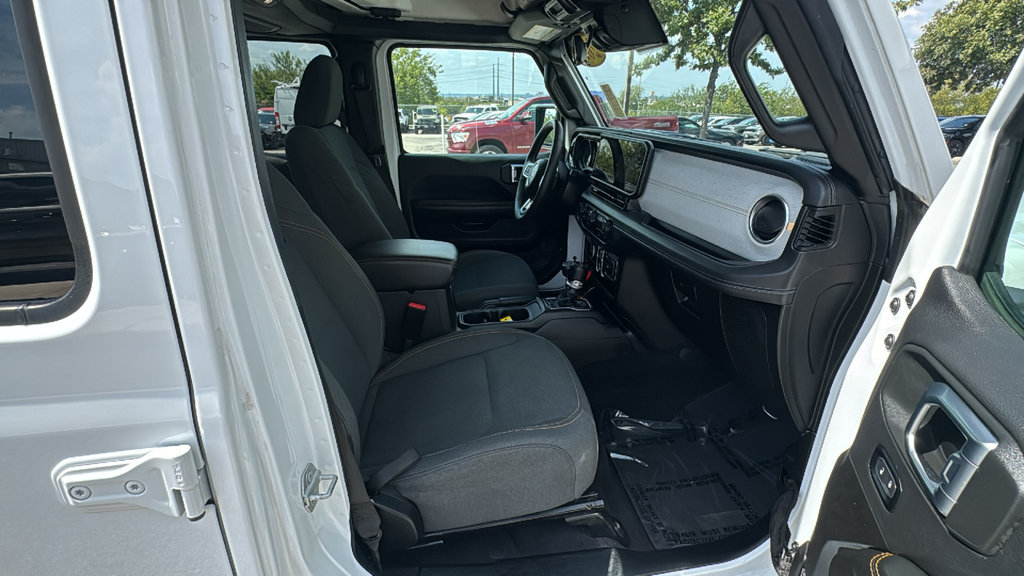 Used 2025 Jeep Wrangler Unlimited Sahara AWD/4WD image 23