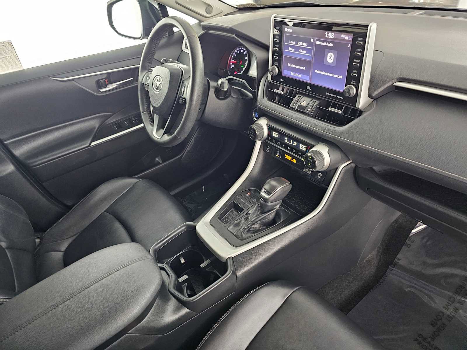 Used 2022 Toyota RAV4 XLE Premium image 11