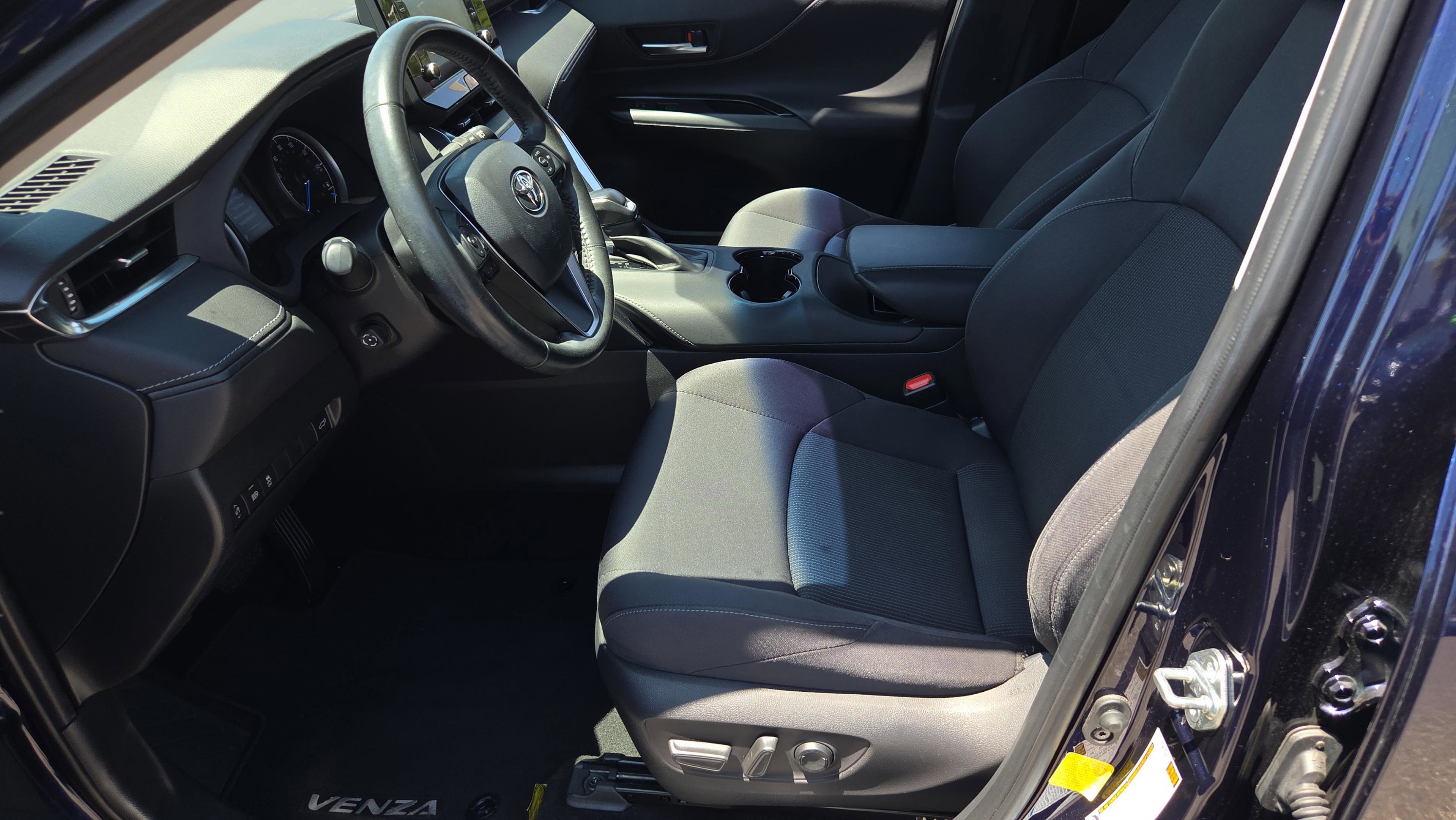 Certified 2022 Toyota Venza LE image 9