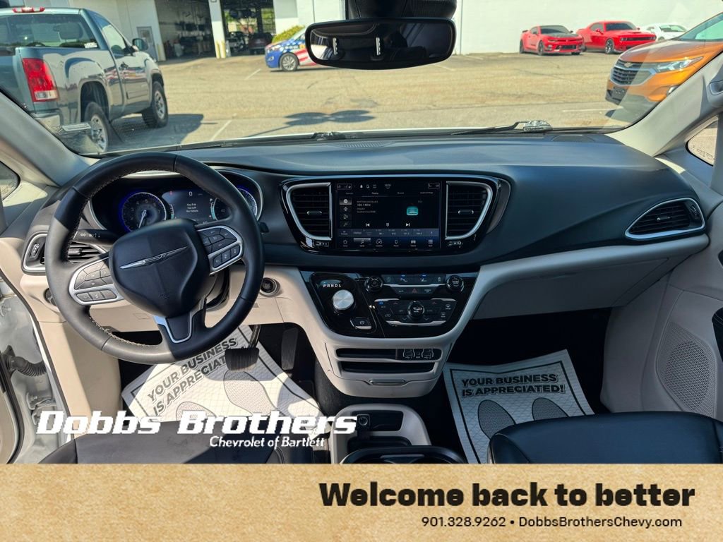 Used 2023 Chrysler Pacifica Touring-L image 12