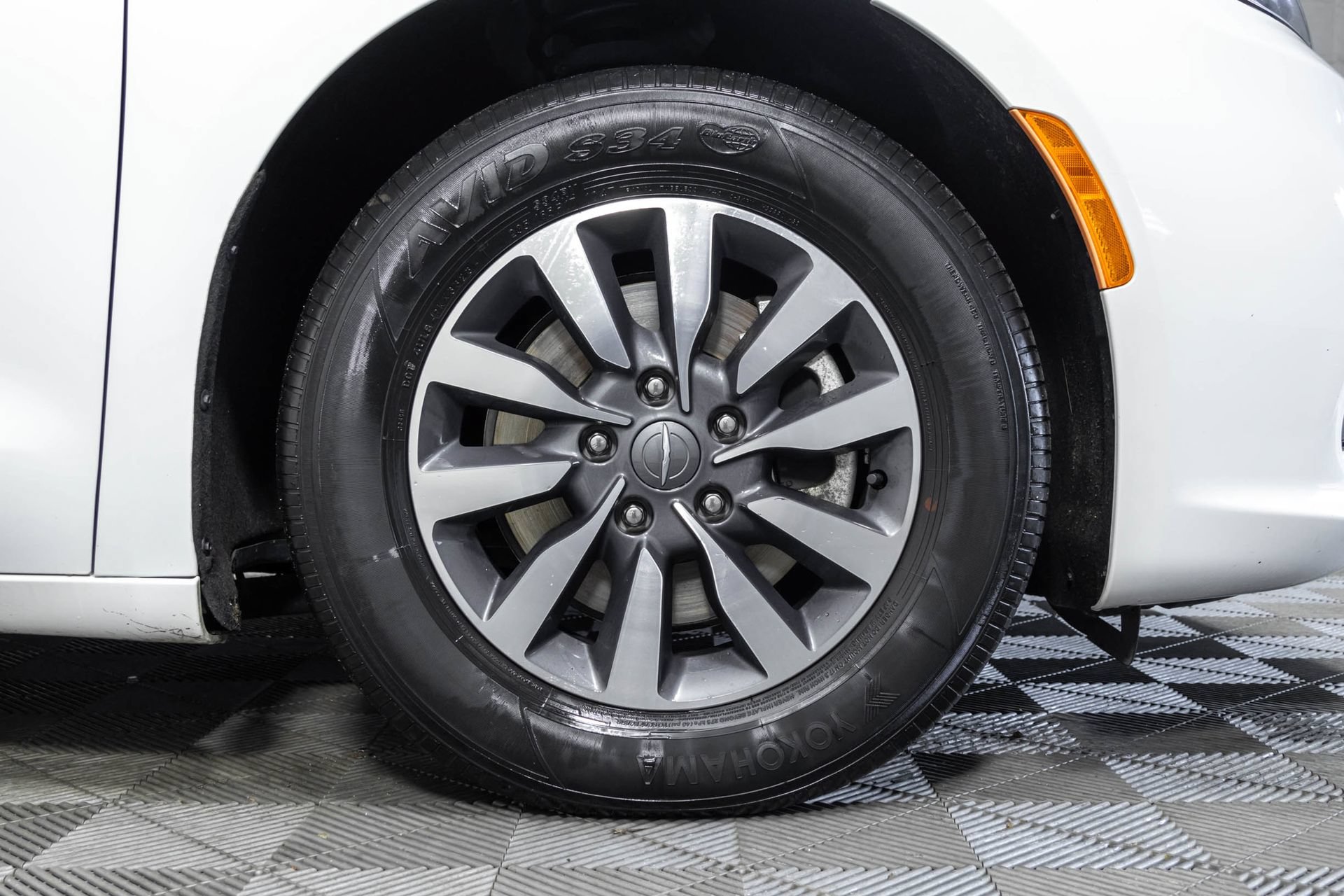 Used 2024 Chrysler Pacifica Limited FWD image 45