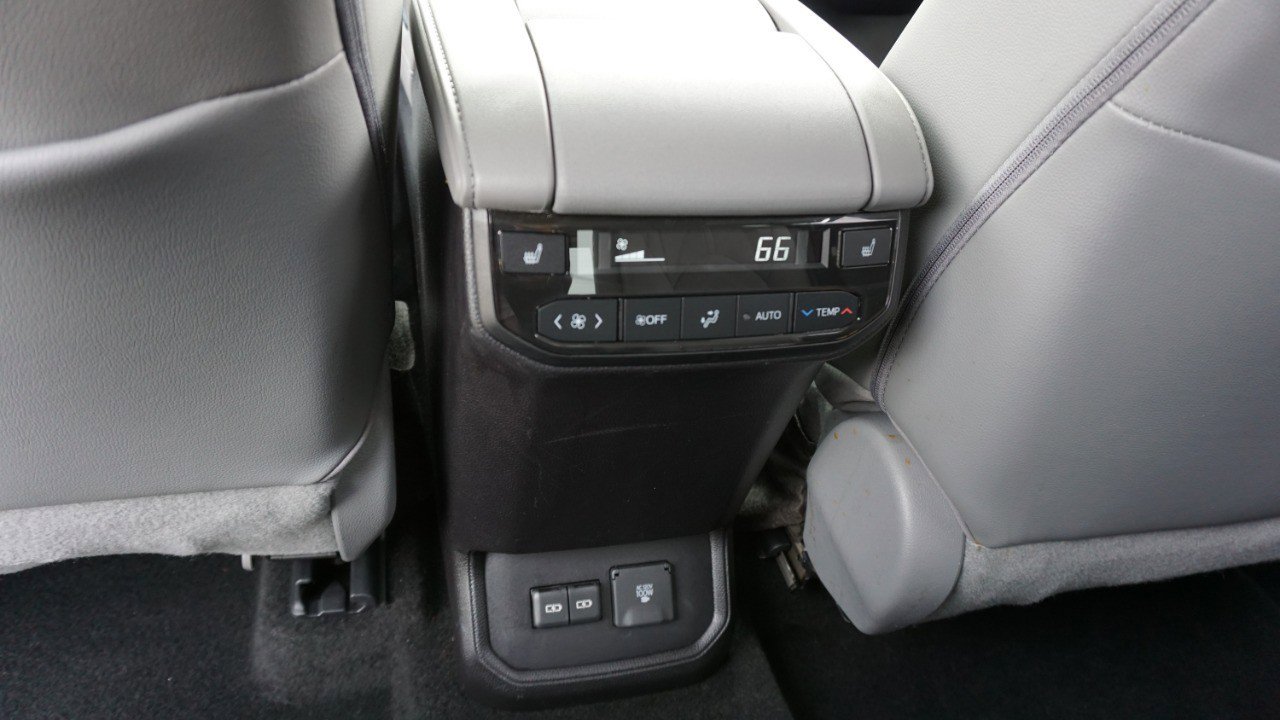 Used 2023 Toyota Highlander Platinum image 32