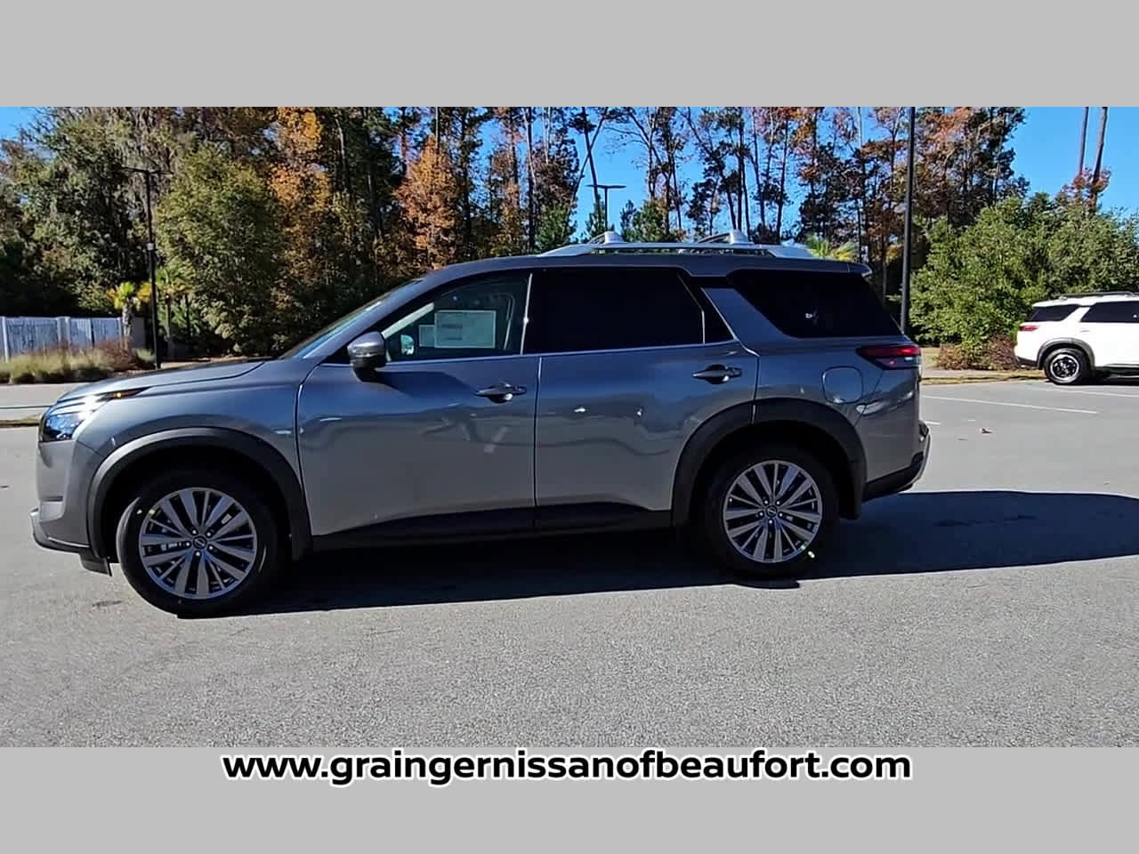 New 2025 Nissan Pathfinder SL w/ SL Premium Package FWD image 24