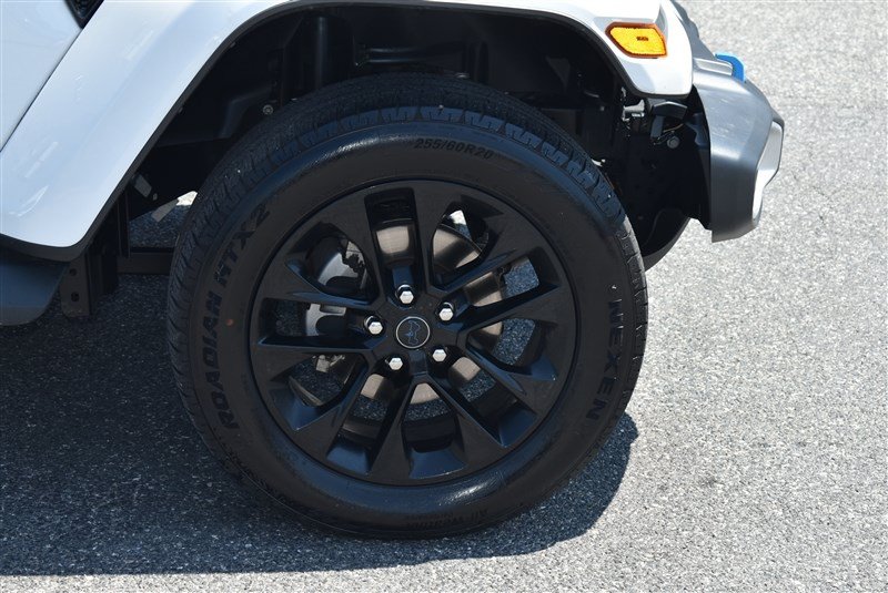 Used 2024 Jeep Wrangler Unlimited Sahara w/ Technology Group AWD/4WD image 3
