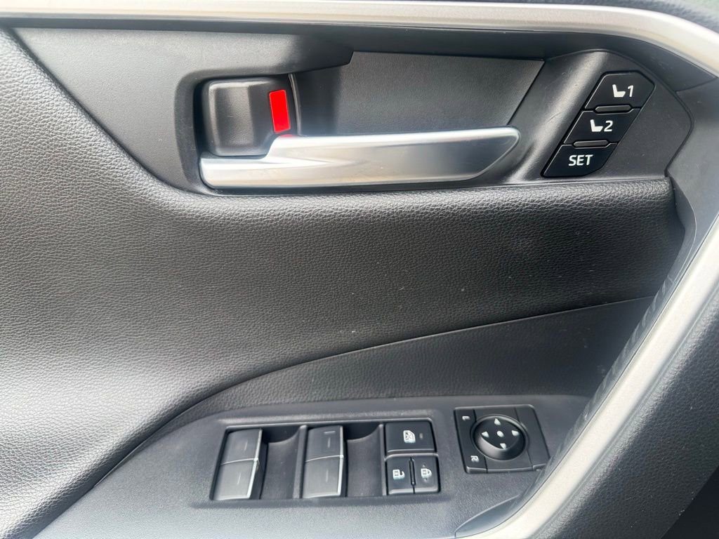 Used 2022 Toyota RAV4 Limited image 16