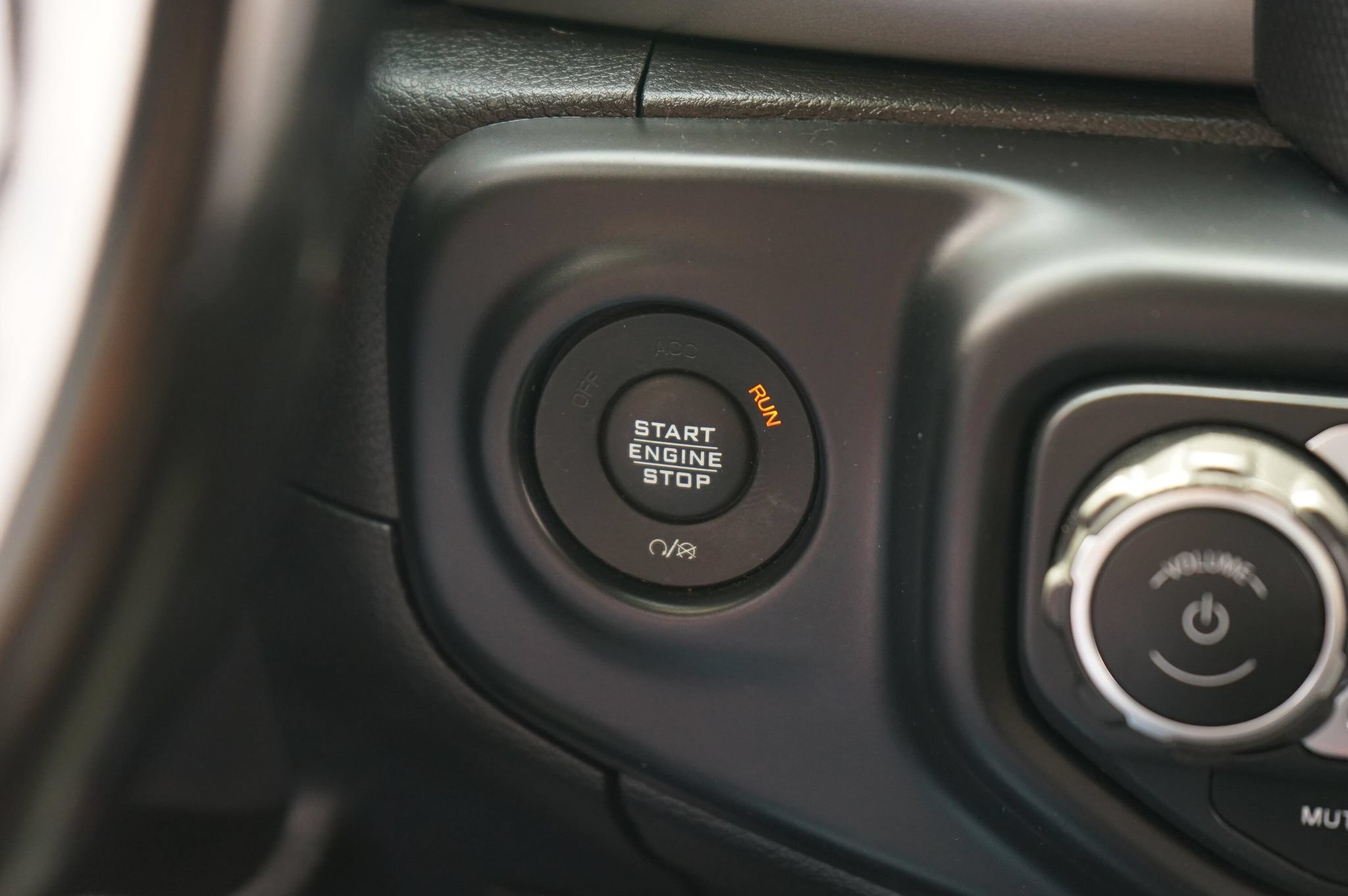 Used 2020 Jeep Gladiator Sport w/ Technology Group AWD/4WD image 18