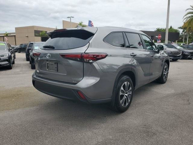 Used 2025 Toyota Highlander XLE FWD image 5