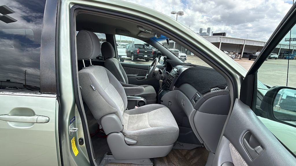 Used 2010 Toyota Sienna LE FWD image 25