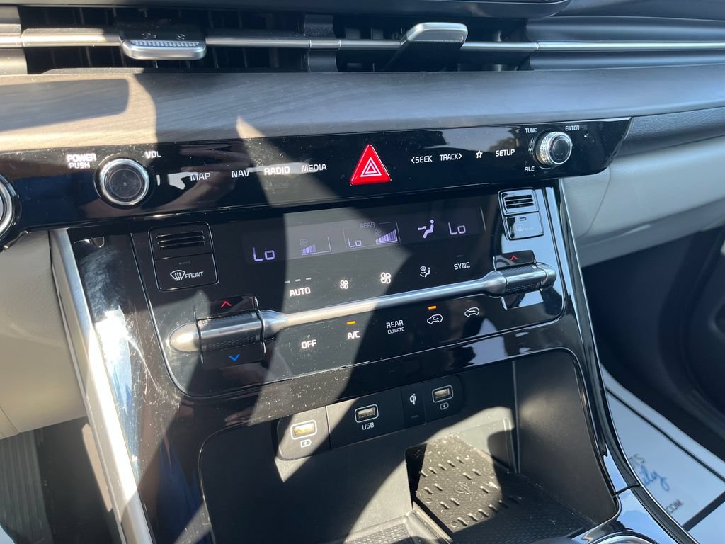 Used 2023 Kia Carnival EX FWD image 20