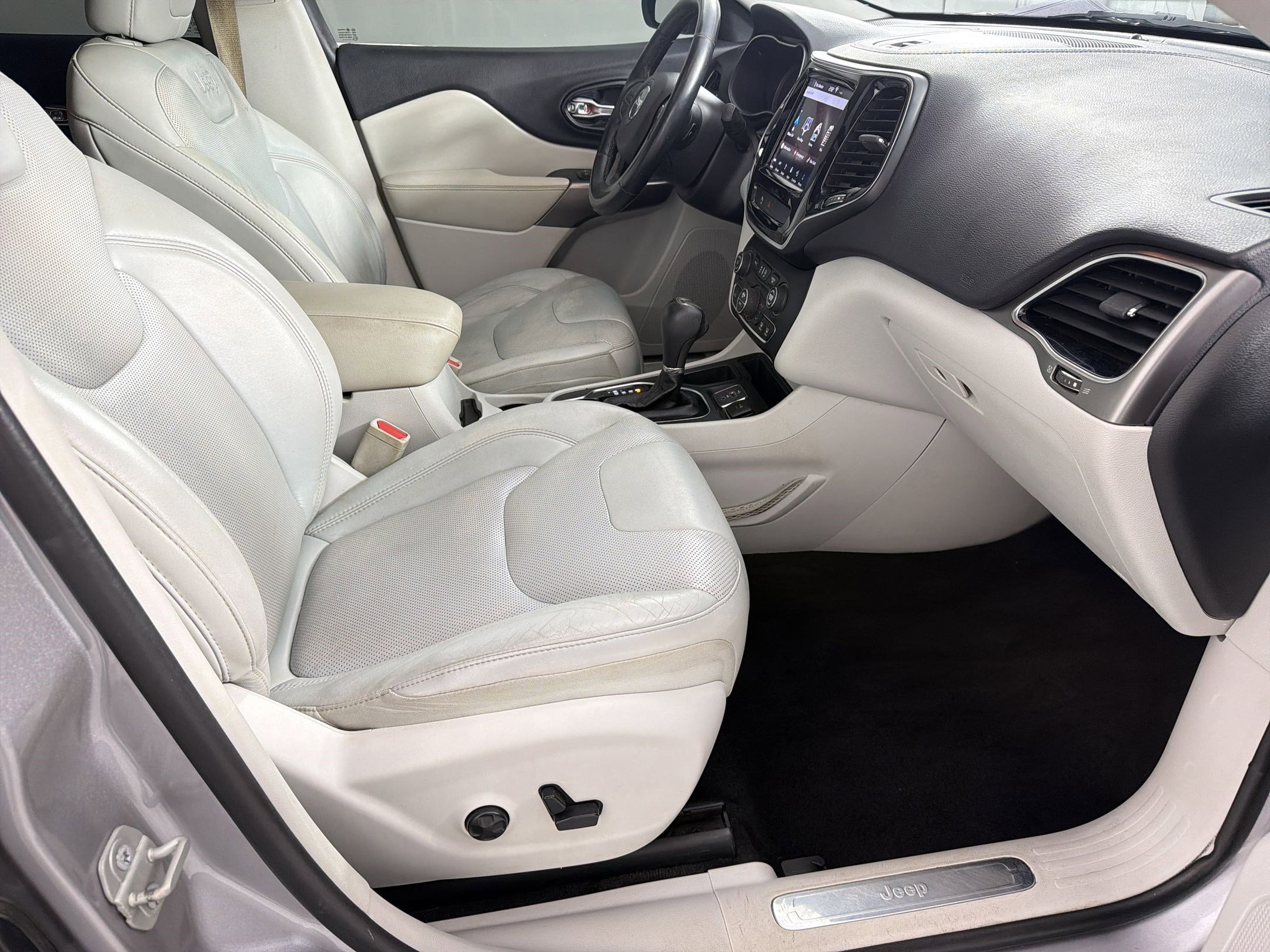 Used 2019 Jeep Cherokee Limited FWD image 31