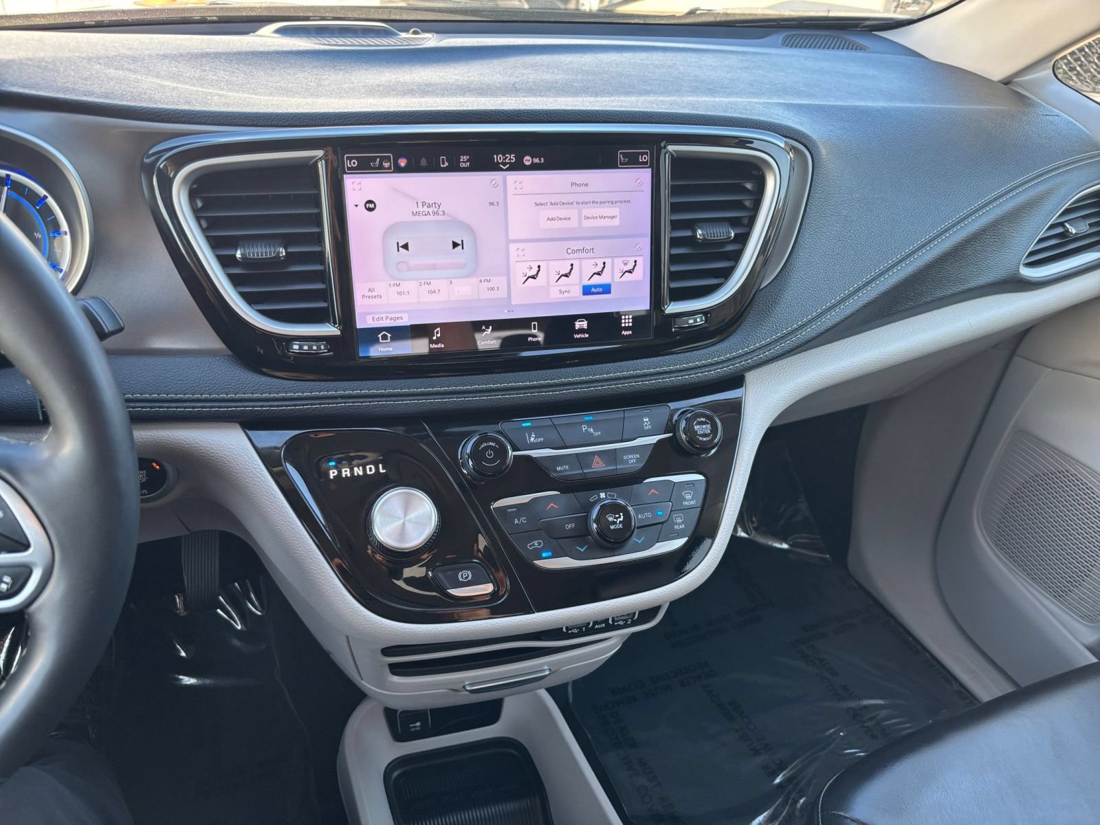 Used 2023 Chrysler Pacifica Touring-L FWD image 16