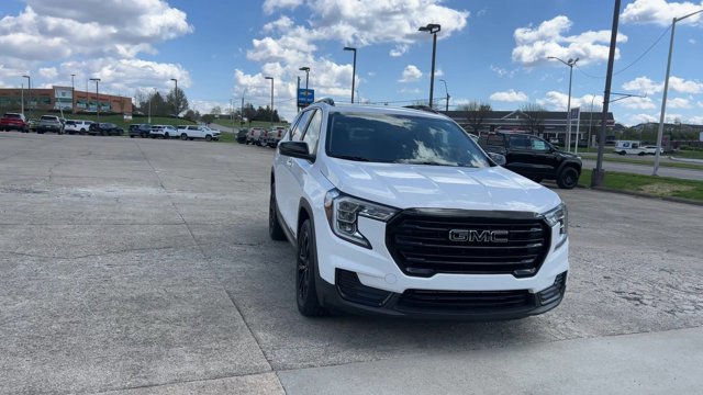 Used 2022 GMC Terrain SLE w/ Driver Convenience Package image 3