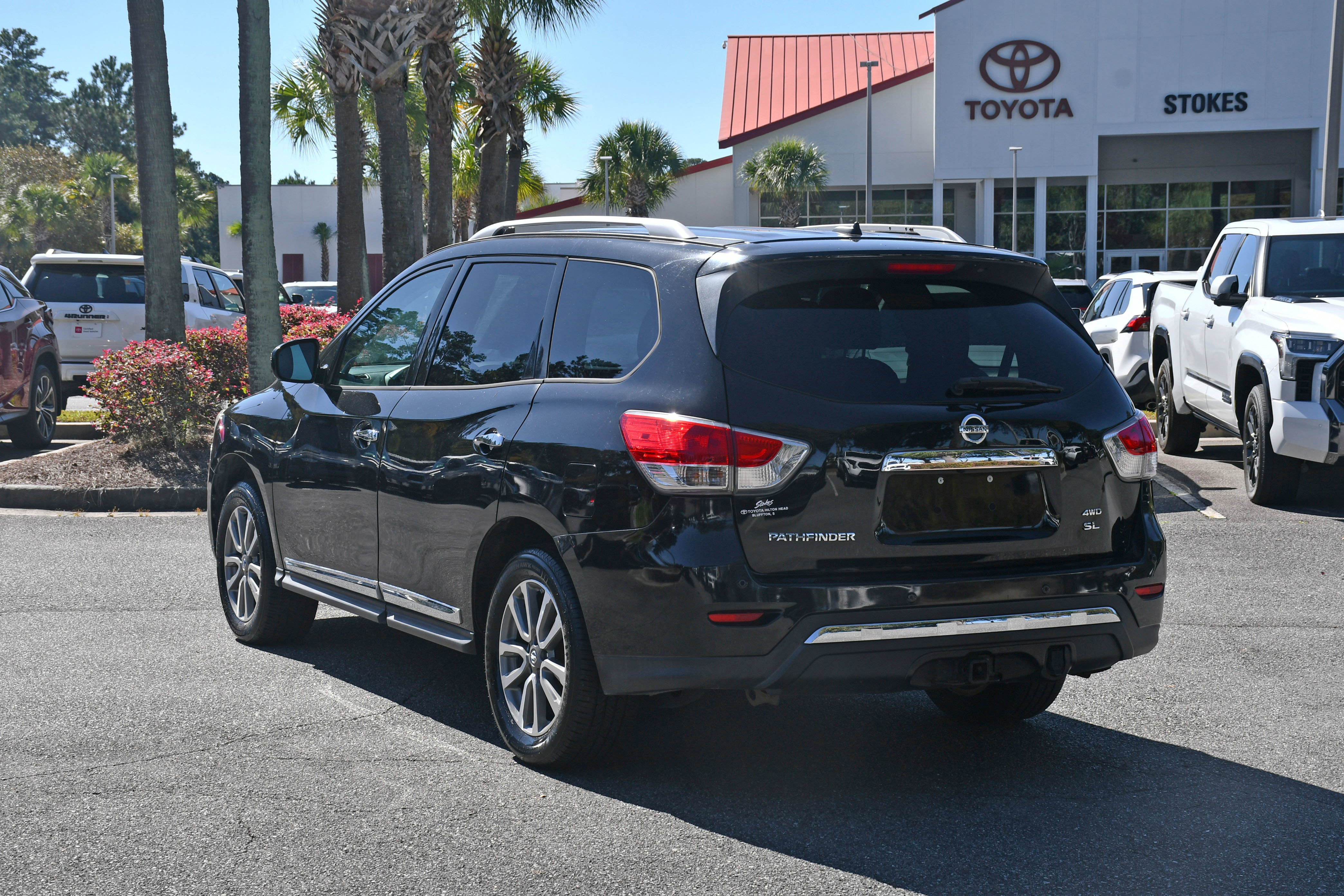 Used 2015 Nissan Pathfinder SL w/ SL Tech Package image 3
