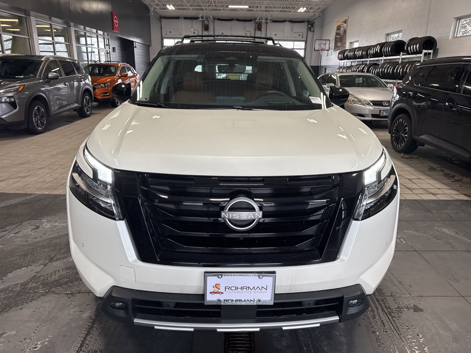 Certified 2024 Nissan Pathfinder Platinum w/ Lighting Package (N93) image 16