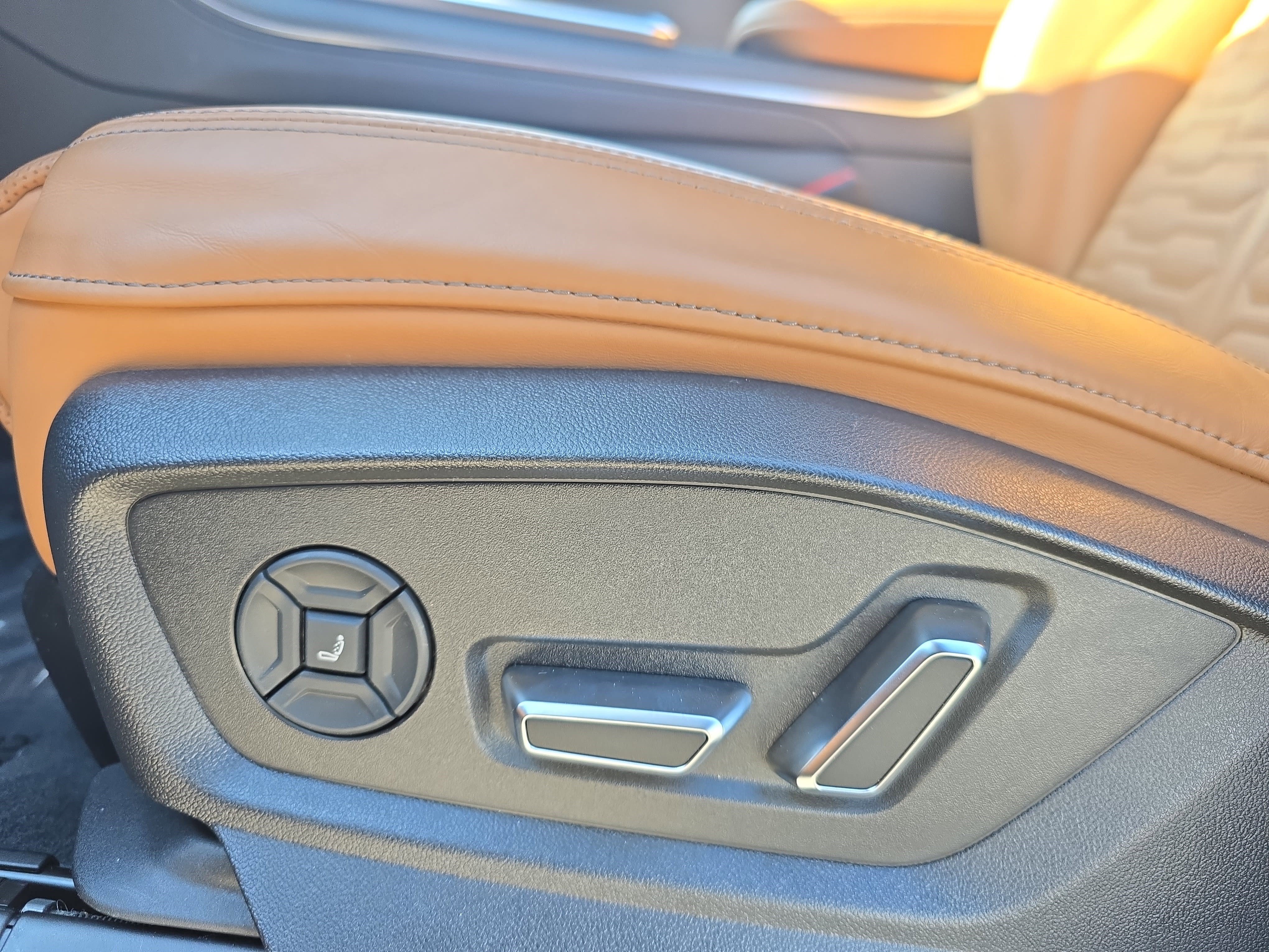 Used 2024 Audi RS Q8 w/ Executive Package image 27