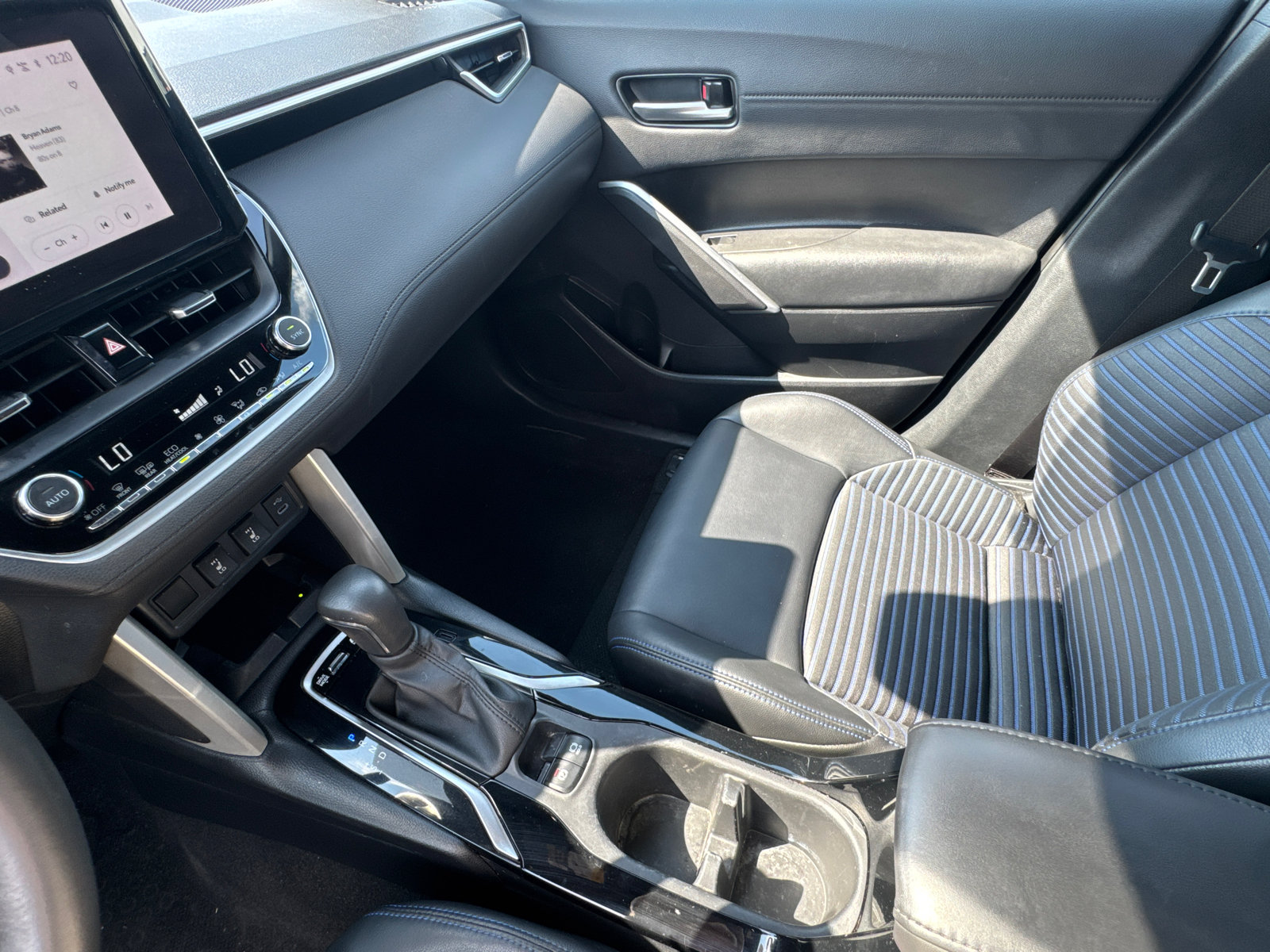 Used 2024 Toyota Corolla Cross AWD Hybrid image 31