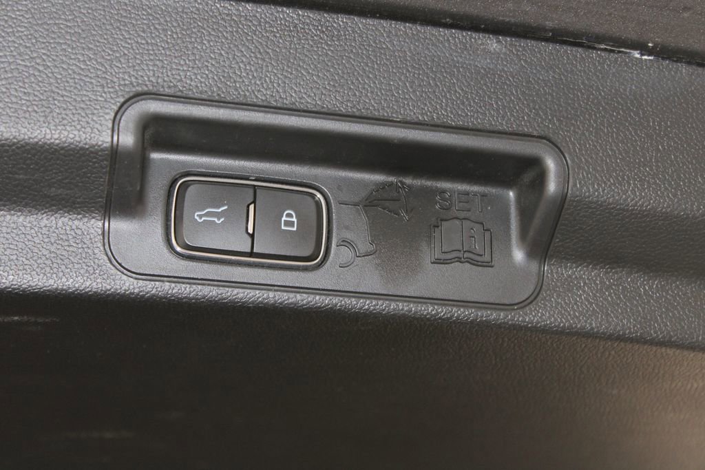 Used 2023 Ford Explorer Limited image 14