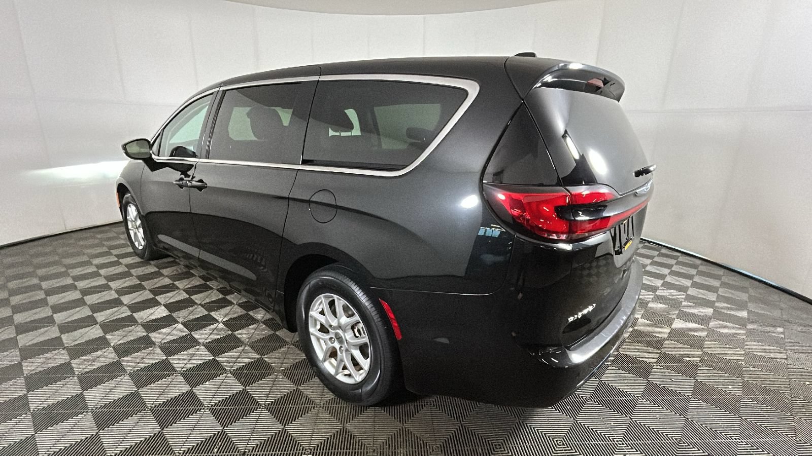 Used 2024 Chrysler Pacifica Touring-L FWD video 5
