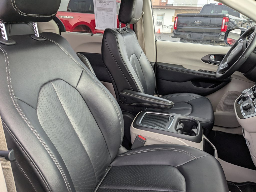 Used 2024 Chrysler Pacifica Touring-L FWD image 14