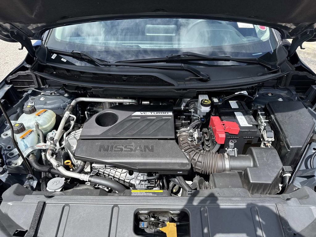 Used 2024 Nissan Rogue SV image 3