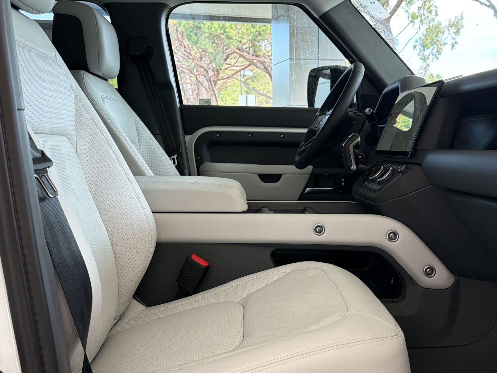 New 2026 Land Rover Defender 110 X-Dynamic SE image 31