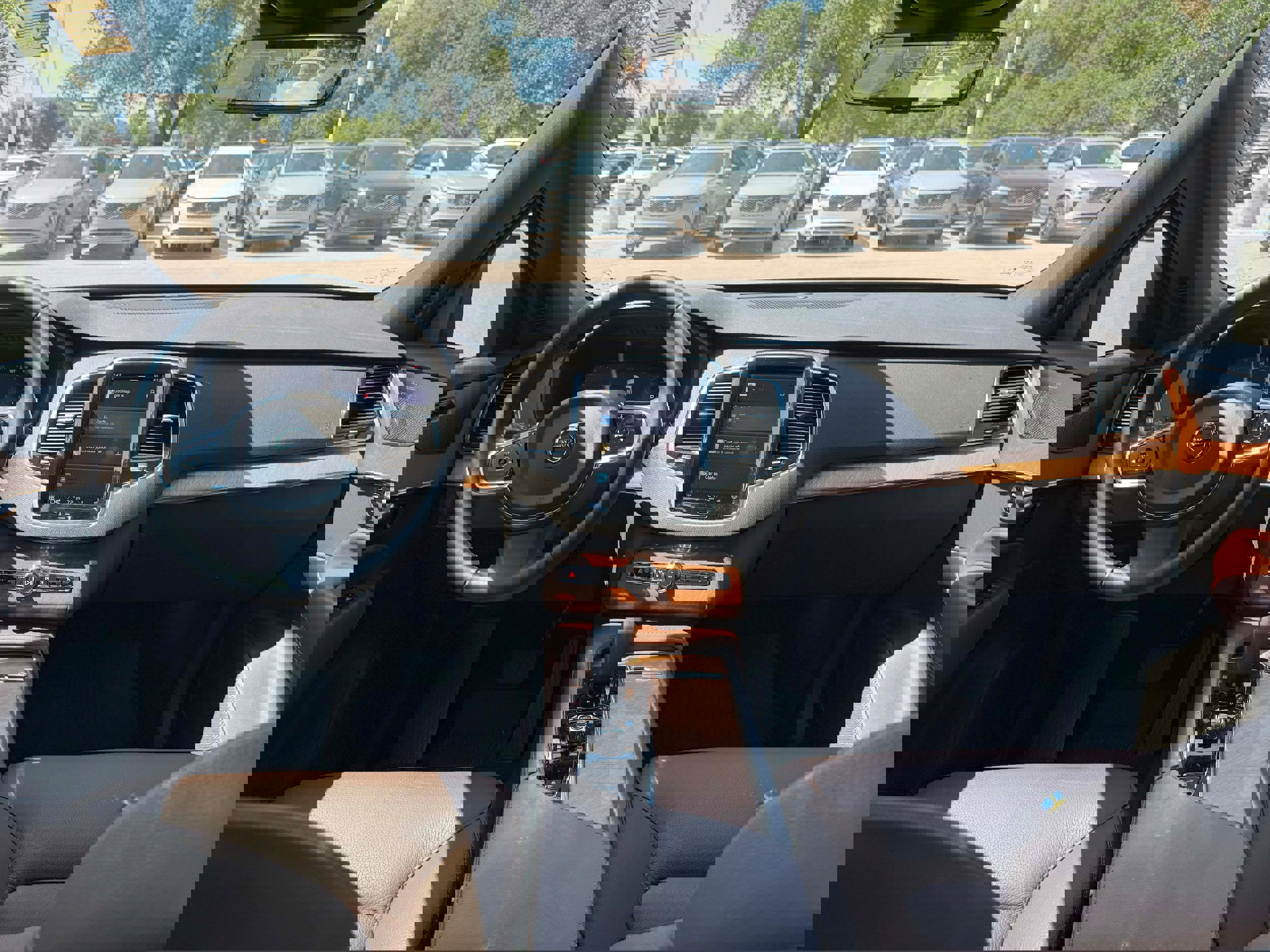 Certified 2025 Volvo XC90 T8 Plus w/ Protection Package Premier image 13